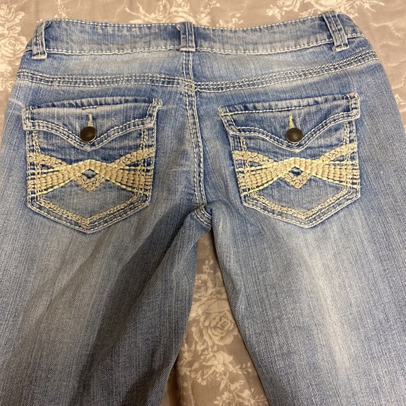 Vintage y2k Ultra low rise Mudd flare jeans in light wash. Size 0 - Picture 4 of 4